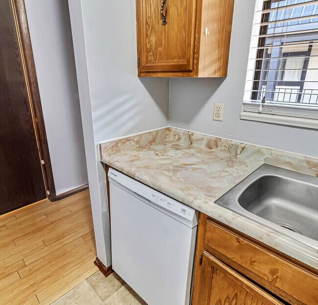 Building Photo - Bright & Spacious 1BD/1BA Top-Floor Unit w...