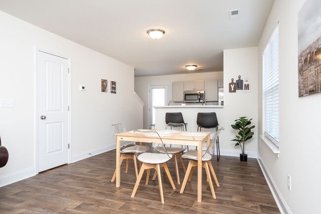 Building Photo - 2 Bed, 1.5 Bath Townhome in Downtown Easley is Available