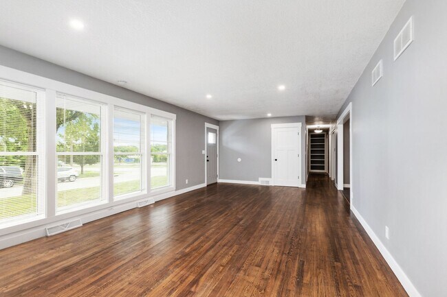 Building Photo - 1801 Elaine Dr