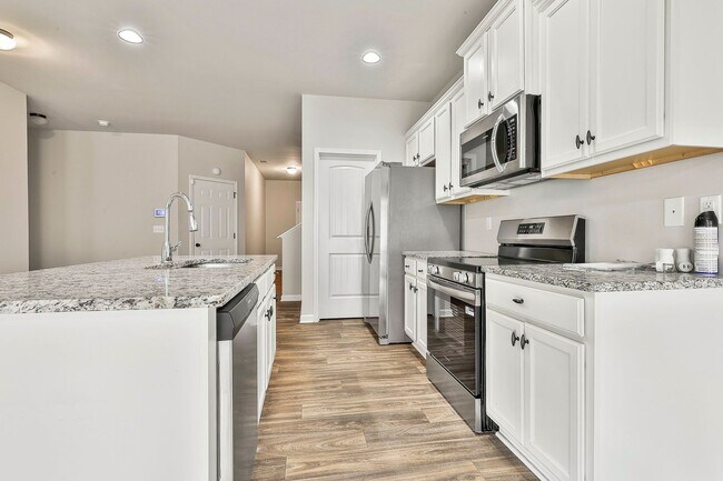 Building Photo - McDonough Home Spacious and Close to Everything!