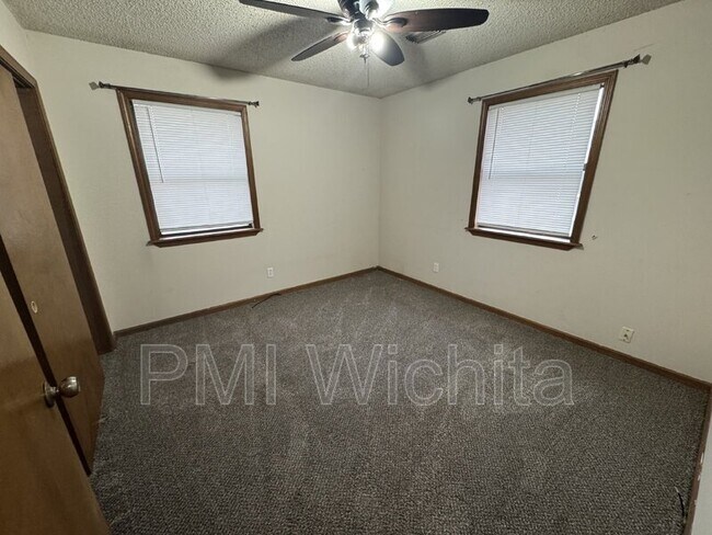 Building Photo - 615 N Kessler St