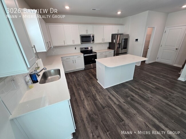 Building Photo - 3026 Bayview Dr
