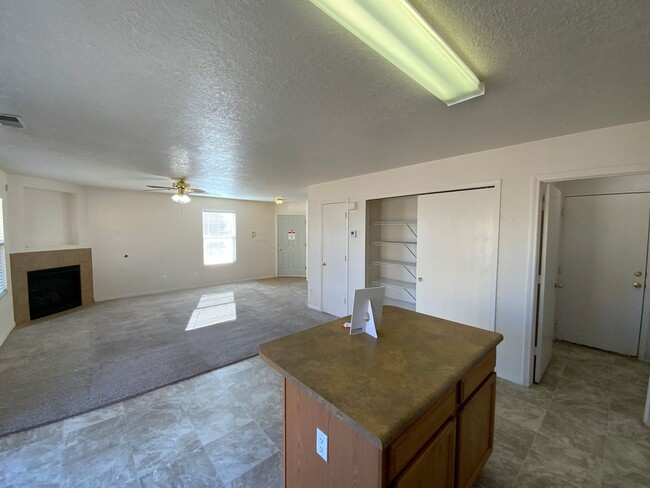 Building Photo - 3 Bedroom Home Near Unser Blvd SW & Tower ...