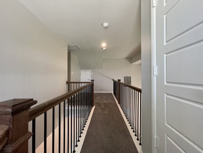 Building Photo - 281 Giddings Trl