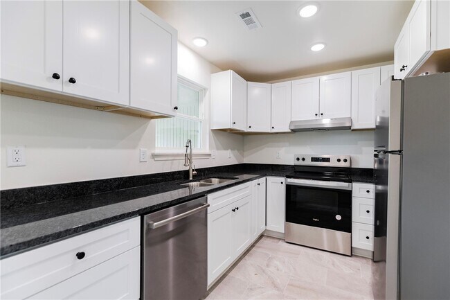 Building Photo - 1802 S 14th Pl