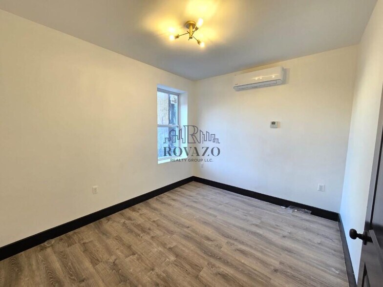 Building Photo - 11 Thomas St