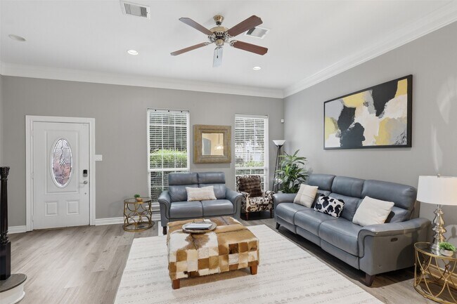 Building Photo - 9003 Bayview Cove Dr