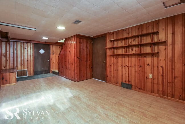 Building Photo - Gorgeous 5 BR in Pittsburgh!