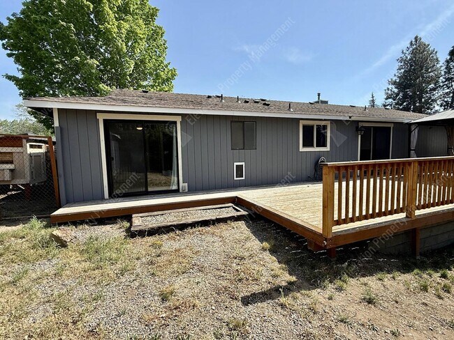 Building Photo - Single-Level 3 BR in NE Bend with large fully-fenced yard