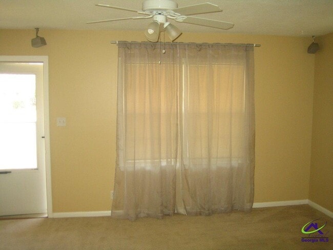 Building Photo - 5 Hampton Square