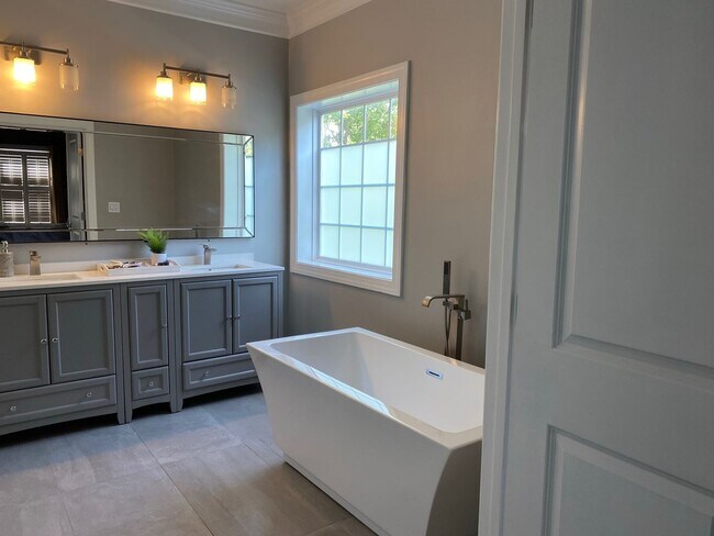 Building Photo - Elegant Intown Living in Carlyle Park – Beautiful 3BR/3.5BA Townhome