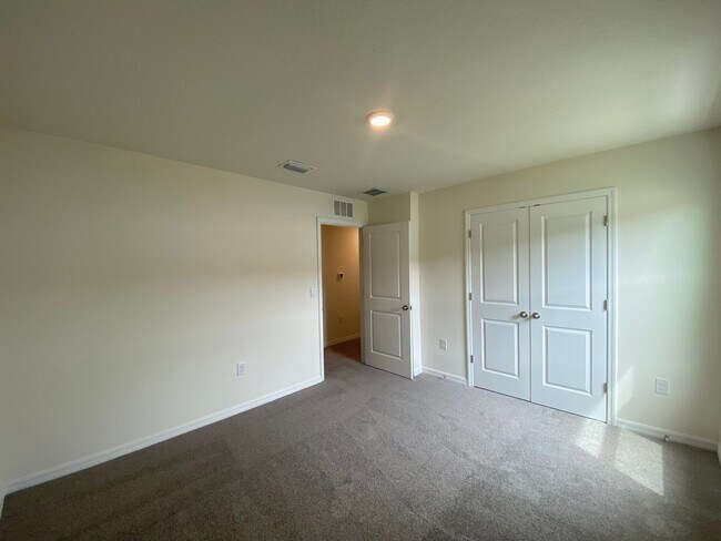 Building Photo - Avalon Woods 4/3/2 ***WON'T LAST***
