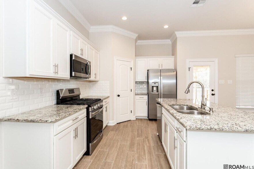 Building Photo - 6356 Lake Edge Dr