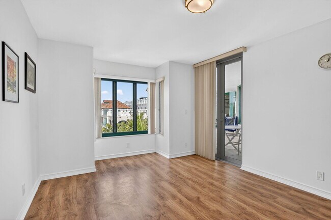 Building Photo - 120 SE 5th Ave