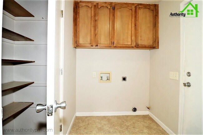 Building Photo - 866 Spaniel Dr