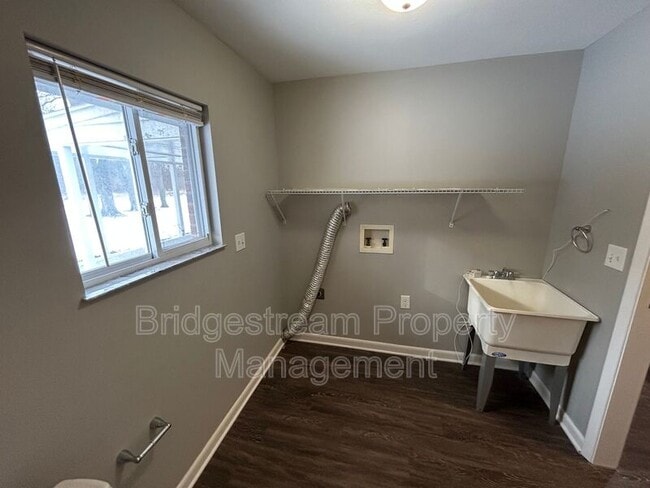 Building Photo - 5713 Daphne Ln