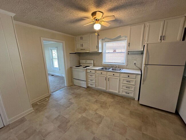 Building Photo - 1302 Highland Ave