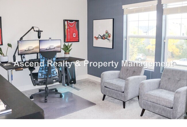 Building Photo - 4 Bed/3 Bath Hillsboro Laurel Oaks Neighborhood, Solar Panels, 1 or 2 Pets Allowed with Pet Rent,...