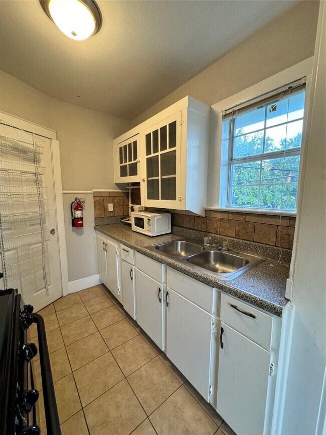 Building Photo - 903 Oakhurst St