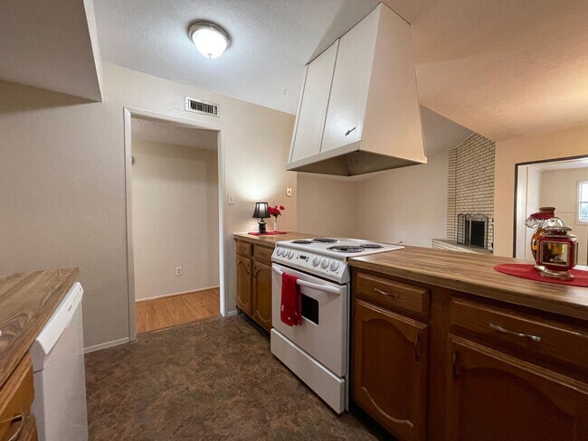 Building Photo - COMING SOON - SPACIOUS 3 BEDROOM 2 BATH BRICK HOME