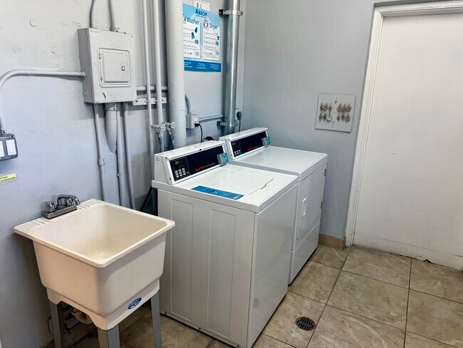 Building Photo - 1000 NE 14th Ave