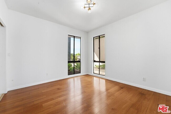 Building Photo - 3329 Dona Rosa Dr