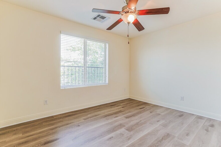 Building Photo - 5537 E Jaeger St