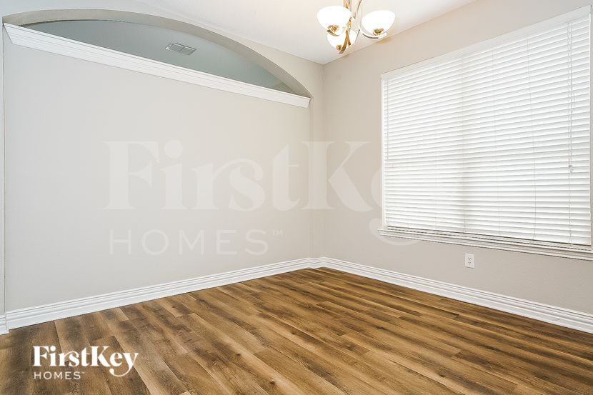 Building Photo - 401 Deer Lake Dr