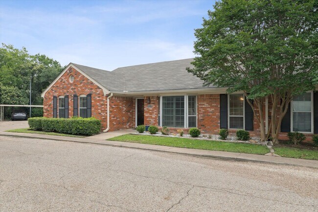 Building Photo - Pristine Updated Indian Creek Condo