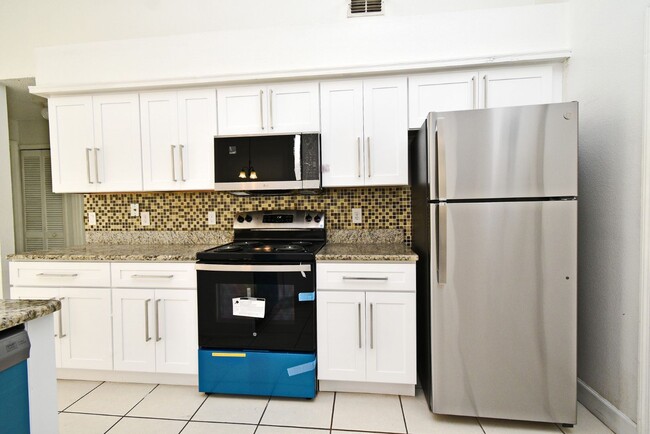 Building Photo - 1,850 Sq Ft 3-Bed, 2-Bath Orlando Home – Lawn Care Included & Fully Updated!