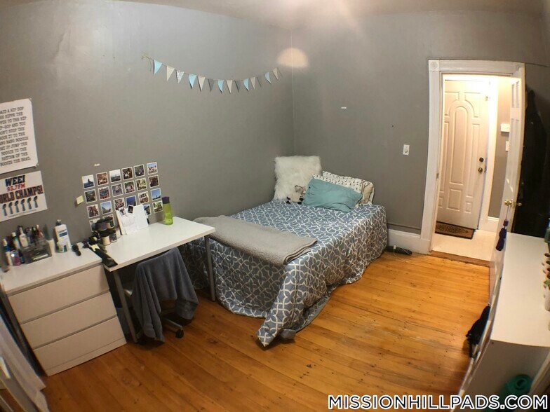 Building Photo - 168 Hillside St