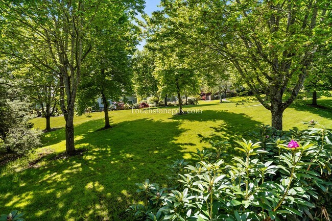 Building Photo - Updated 2 Bed/2 Bath Home in Private Gated Community!