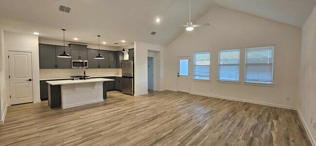 Building Photo - 8434 Bay Oaks Dr