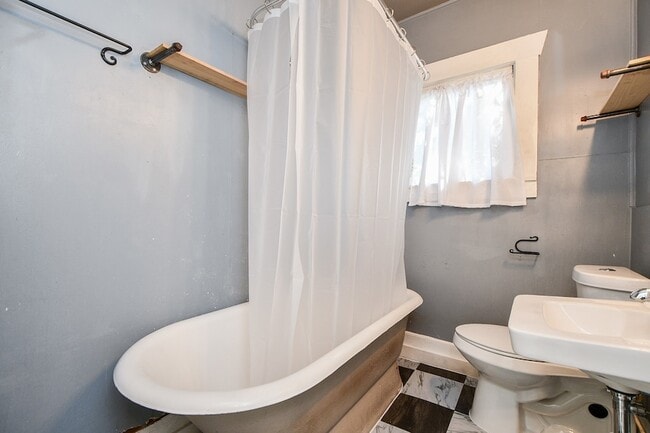 Building Photo - 208 Vincent St