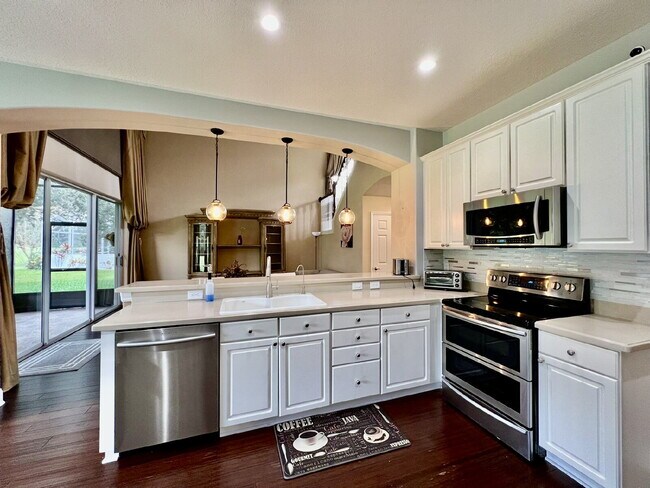 Building Photo - "Golf Course Living! Spacious 3-Bed, 2.5-Bath Home with 2,829 Sq Ft at The Oaks"