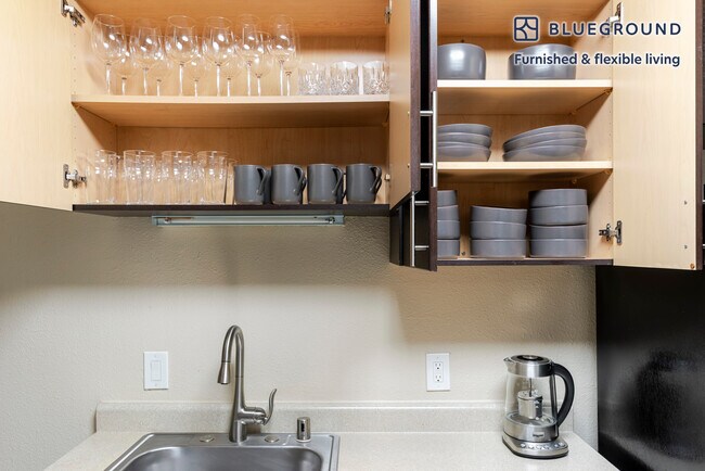 Building Photo - 950 E Hillsdale Blvd