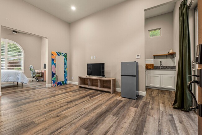 Building Photo - 4001 Reni Ct