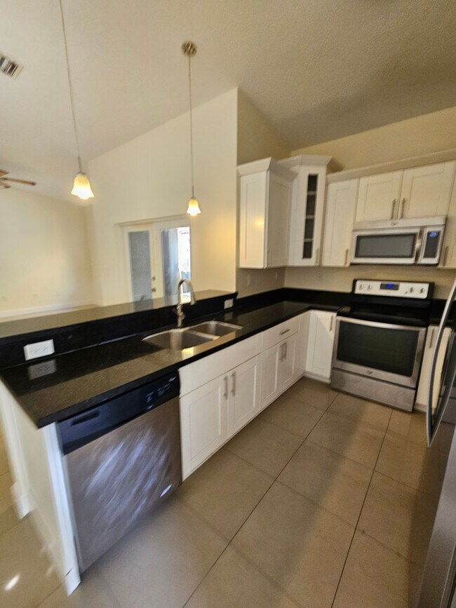 Building Photo - 3/2 Townhouse in East Fort Lauderdale