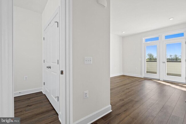 Building Photo - 596 Watermans Dr