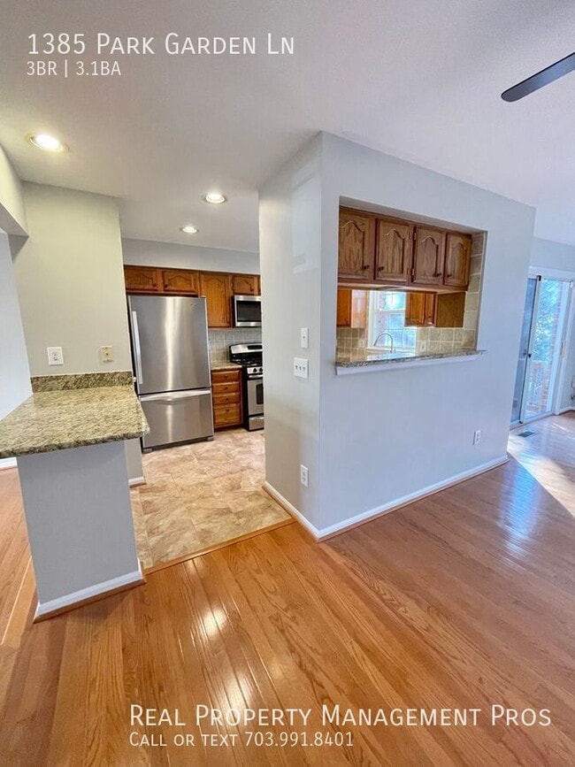 Building Photo - 1385 Park Garden Ln