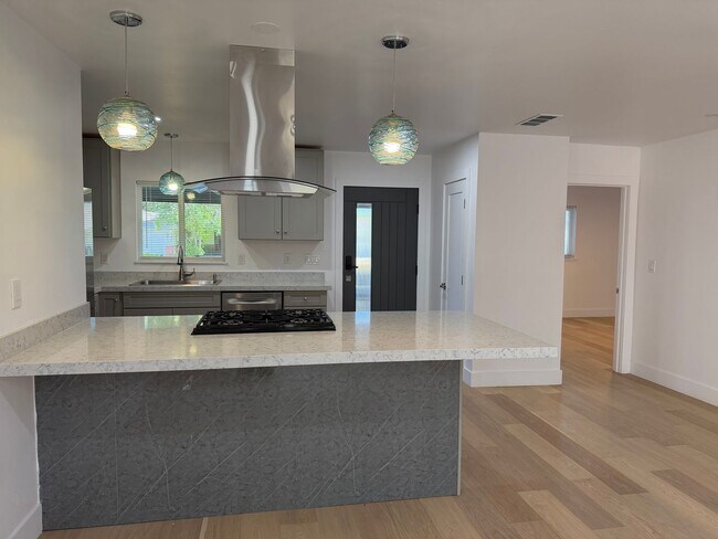 Building Photo - Fully Remodeled 3 Bedroom/ 2 Bathroom Duplex w/ Modern Finishes & Private Yard!