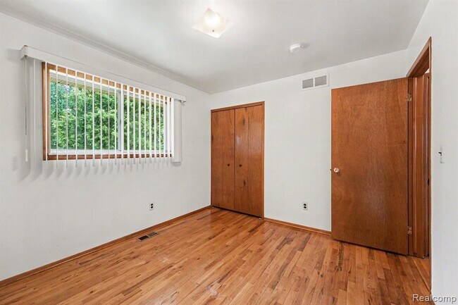 Building Photo - 35656 Saxony Dr