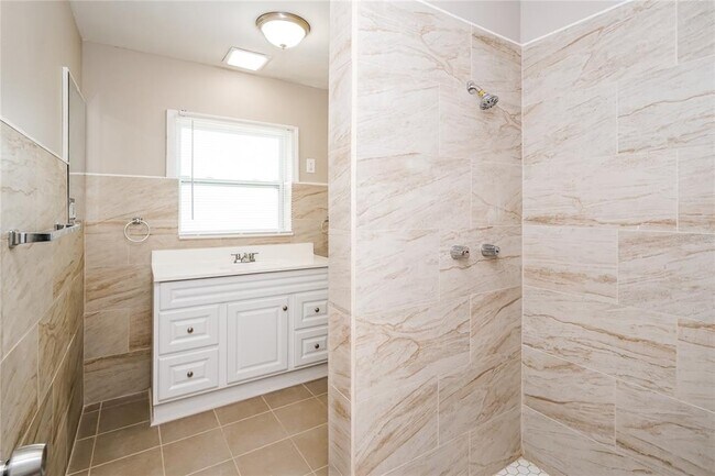 Building Photo - 216 Westover St