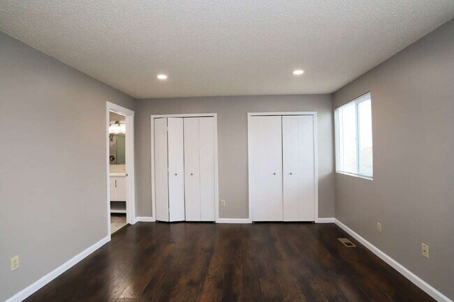 Building Photo - Beautifully Updated Split-Level Home with ...