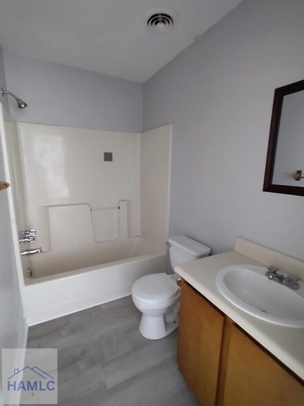 Building Photo - 7214-32 Live Oak Loop