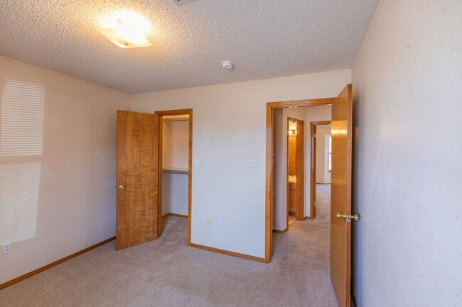 Building Photo - 3 Bedroom 2 Bath Home