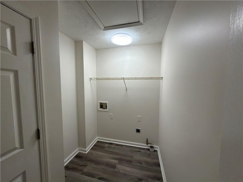 Building Photo - 620 Manor Glen Dr