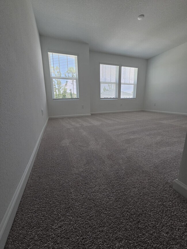 Building Photo - 717 Holly Lakes Dr