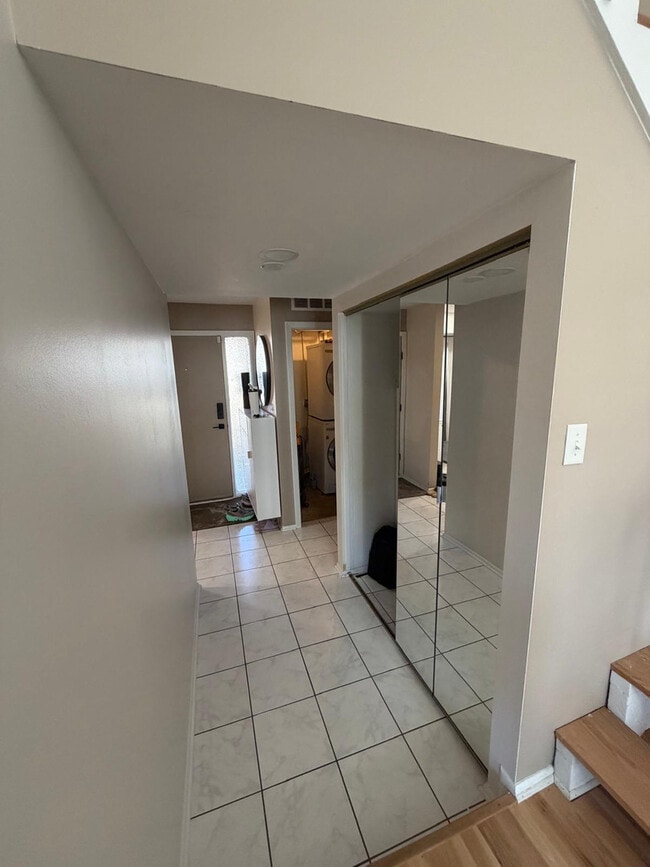 Building Photo - 15 Constitution Ct