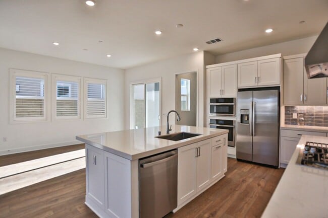 Building Photo - 5 Bedroom SFR in Irvine